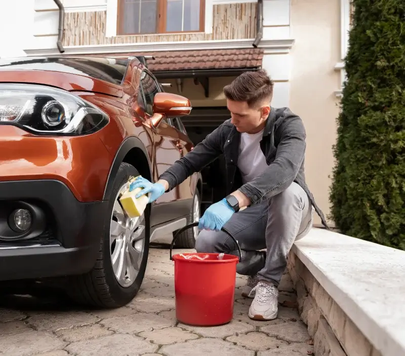 Lavage auto à domicile Le Breuil : professionnel intervenant sur un véhicule
